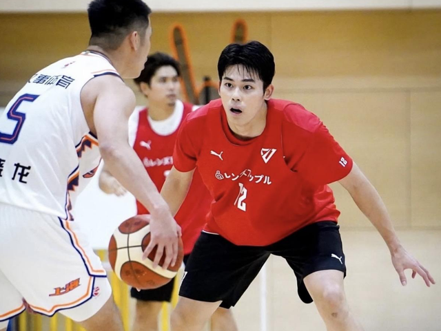 上海男篮爆冷输球！2分惜败日本球队，张镇麟缺席，新援出战