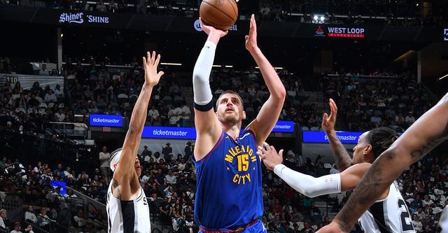 大神28-约基奇23+8斯特劳瑟25分 掘金力克马刺豪取12连胜